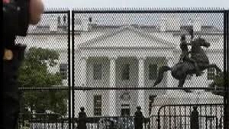 Trump teme e costruisce un “muro” intorno alla Casa Bianca