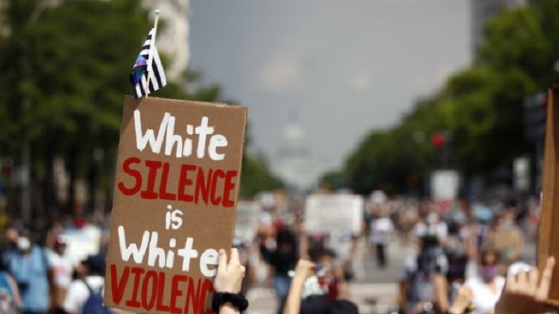 'Non riesco a respirare', piangono i manifestanti statunitensi. Ma il mondo intero è stufo del ginocchio americano al collo