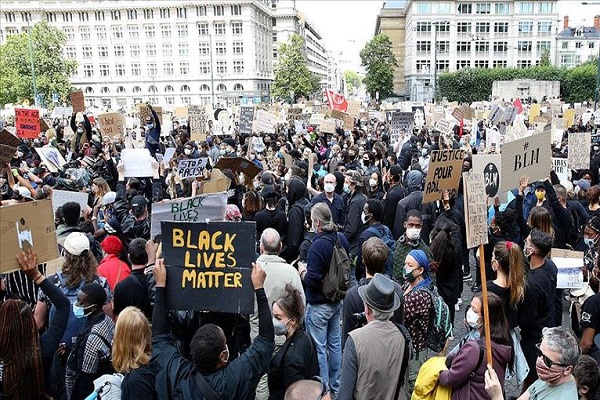  Brüksel'de binlerce kişi ırkçılık ve polis şiddetini protesto etti