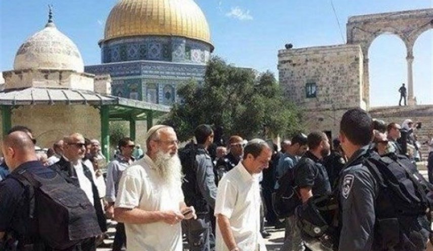مستوطنون يقتحمون الأقصى والاحتلال يفرض غرامات على مصلين
