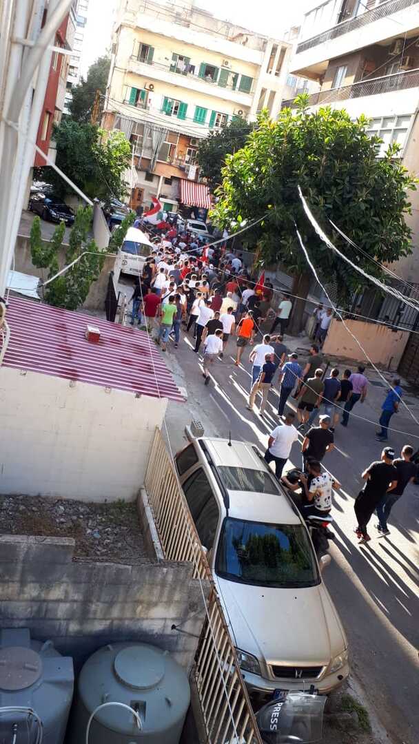 المحلات التجارية تقفل أبوابها في لبنان إثر أنباء عن انهيار الليرة ومحتجون يقطعون الطرقات