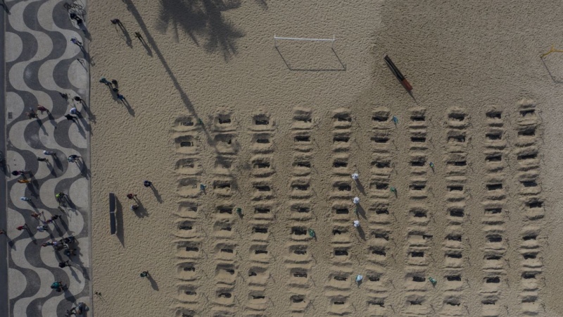Brasile, protesta contro Bolsonaro: 100 bare sulla spiaggia