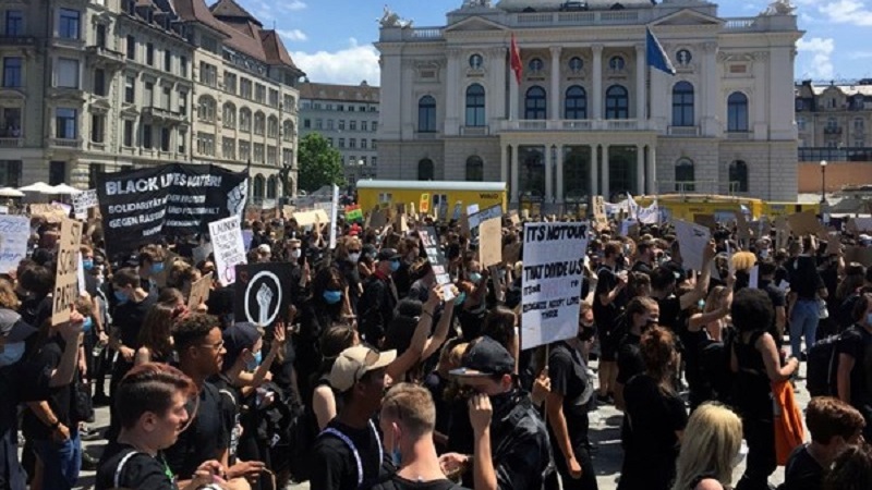 Тысячи жителей Швейцарии протестуют в Цюрихе против расизма