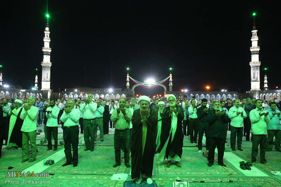 تقرير مصور / اقامة صلاة الجماعة مع مراعاة الفاصلة المصلين في مسجد جمكران