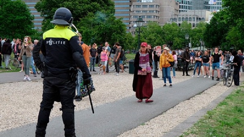 オランダで行動制限への反対デモ　抗議者400人が逮捕