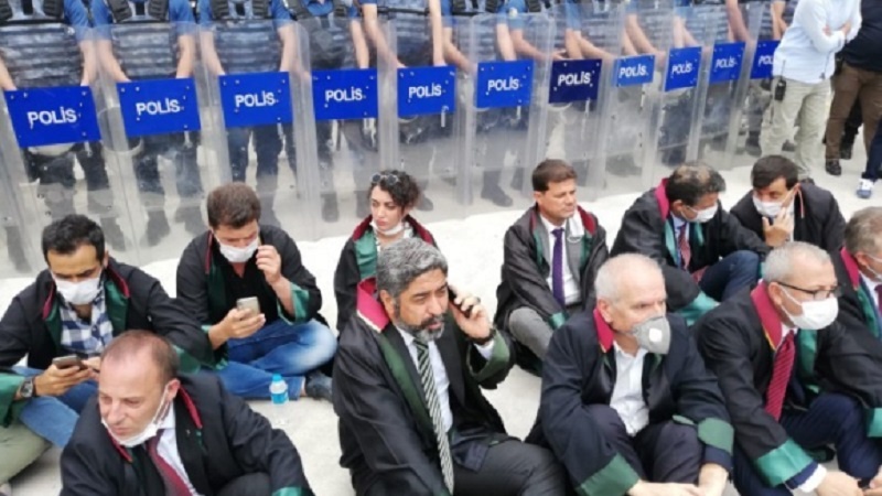 Baroların savunma yürüyüşüne polis müdahalesi