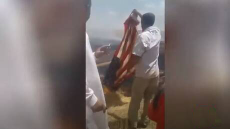 سوريا.. أهالي قرية في القامشلي يعترضون رتلا أمريكيا ويحرقون العلم الأمريكي