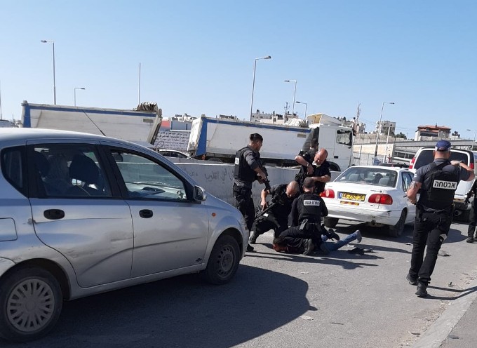 الاحتلال الاسرائيلي يعتقل شاباً داخل حاجز قلنديا بعد إطلاق النار عليه