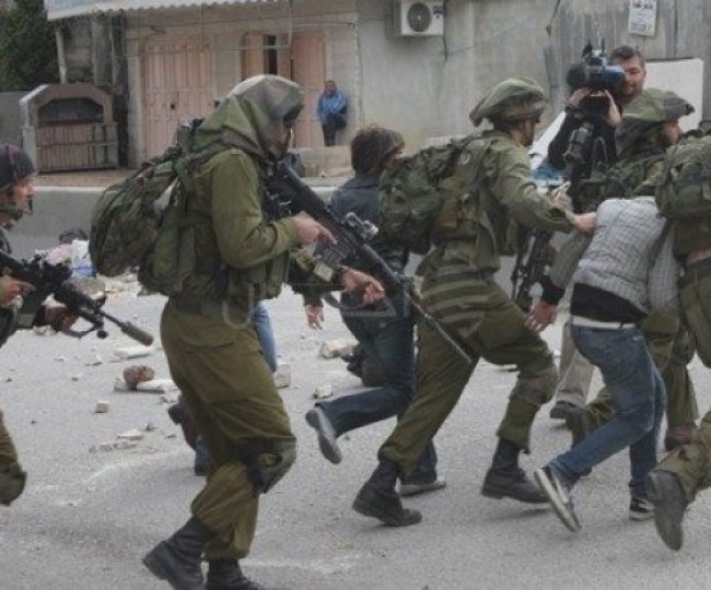 الاحتلال الإسرائيلي يشن حملة مداهمات واعتقالات في الضفة والقدس