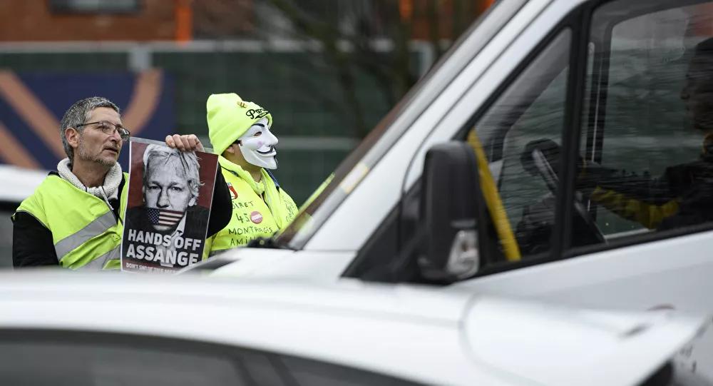 EUA acusam Assange de ajudar Snowden a recrutar hackers