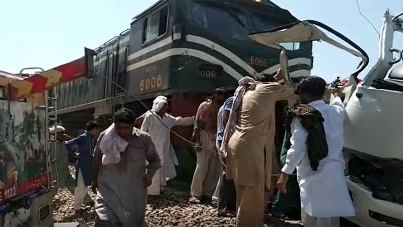 पाकिस्तान में बस-ट्रेन टक्कर, 20 सिख श्रद्धालुओं की मौत, 8 घायल, ड्राइवर की जल्दबाज़ी बनी वजह