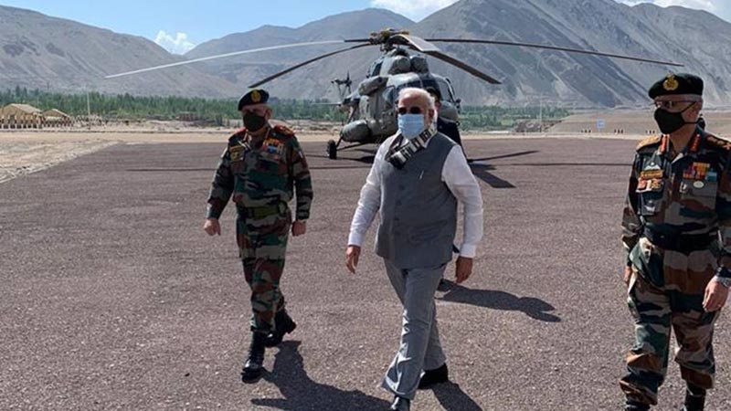 इस वक़्त प्रधान मंत्री नरेंद्र मोदी को अपने आस-पास सच्चे राष्ट्रवादियों की ज़रूरत है