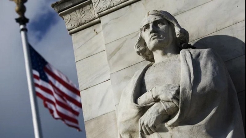 Свержение статуи Христофора Колумба в Балтиморе, США