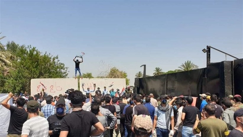 تظاهرات احتجاجية في بغداد على إساءة صحيفة الشرق الاوسط للسيد السيستاني+(صور)