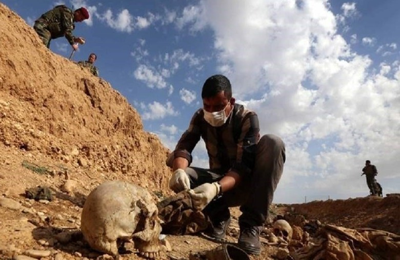 اكتشاف مقبرة جماعية جديدة لسجناء شيعة قتلهم داعش الوحشي بالموصل