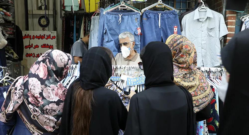 Moradores de Teerã fazem compras em mercado da capital do Irã em meio à pandemia do coronavírusIrã apresenta protesto em Corte Internacional da ONU contra sanções dos EUA em meio à pandemia
