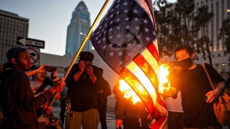     Demonstranti spalili američku zastavu ispred Bijele kuće