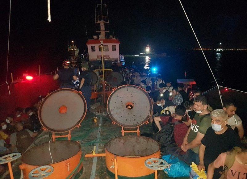 تركيا تقول إنها قبضت على 276 شخصا في عملية تهريب للمهاجرين