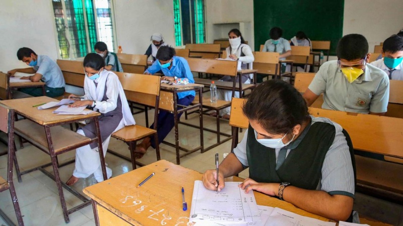 कोराना संकट के दौरान, स्कूलों में पढ़ाई का बोझ कम करने के बहाने लोकतांत्रिक सोच और धर्मनिरपेक्षता पर वार
