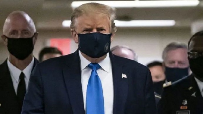 特朗普在疫情期间首次公开戴口罩