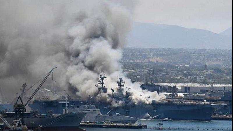 アメリカ海軍の強襲揚陸艦で火災
