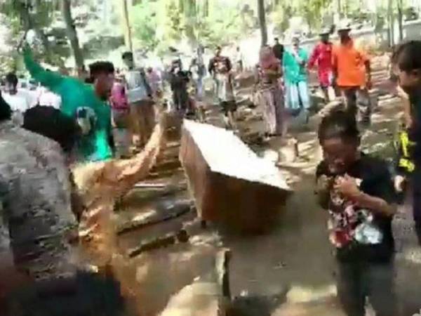Waris Rampas, Buang Peti Jenazah Covid-19