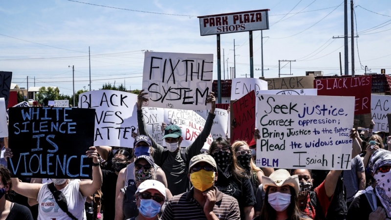 米ロサンゼルスで、警察の暴力と構造的不公正に反対する抗議デモが実施