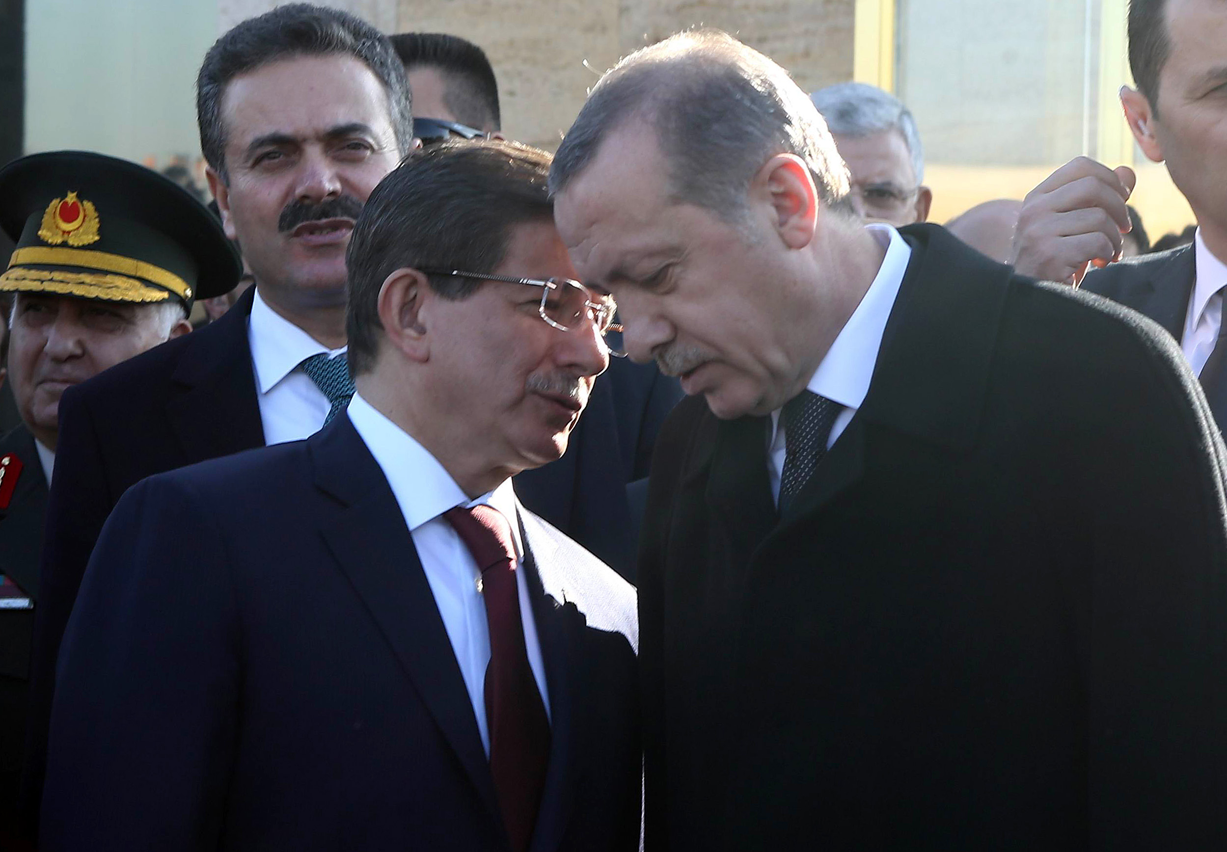 أوغلو مهاجما إردوغان: حوّل الحزب إلى تشكيلٍ عائلي 