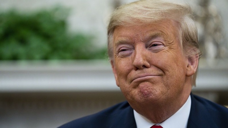 Сенатор-демократ подверг критике Трампа за поддержку расистских символов