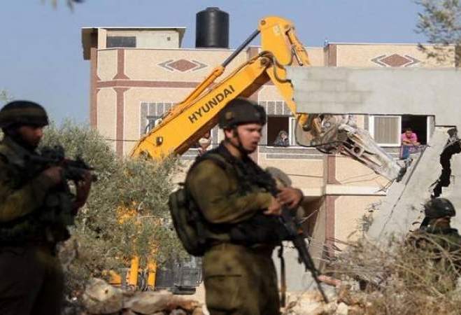 قوات العدو الصهيوني تعتقل 6 فلسطينيين وتهدم منزلا في الضفة الغربية