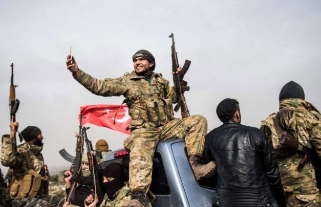 الجماعات المسلحة المرتبطة بتركيا تواصل التعفيش في عفرين