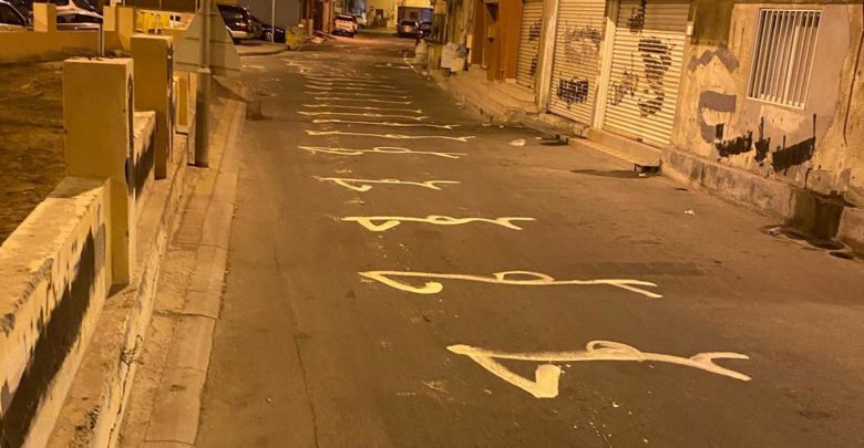 محتجون يخطون اسم (حمد) على الأرض ليتحول إلى مداس للأقدام