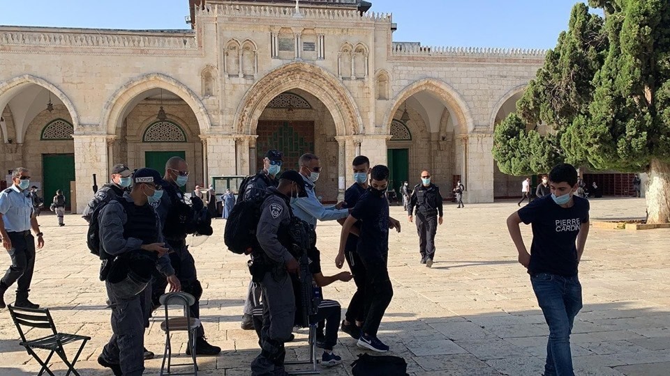 عشرات المستوطنين يقتحمون باحات المسجد الاقصى