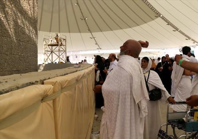 حجاج بيت الله الحرام يرمون "الجمرة الكبرى"