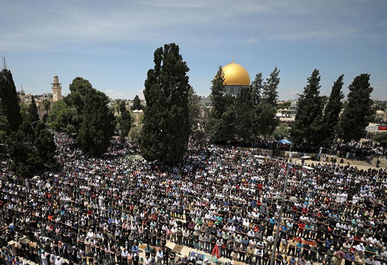 عشرات الآلاف يؤدون صلاة العيد في "المسجد الأقصى"