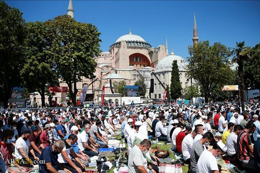 Video: Turkish Muslims hold first Eid prayers at Hagia Sophia mosque
