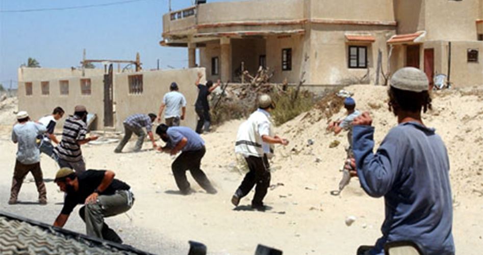 مستوطنون يعتدون على منازل الفلسطينيين في حي أرميدة في الخليل