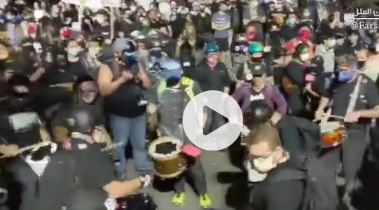 Portland'da göstericiler ABD bayrağını yaktılar