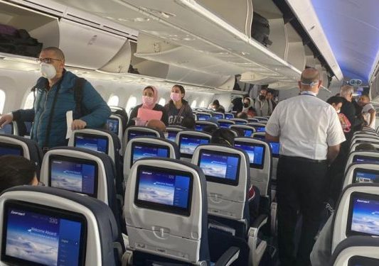 إنزال مصريين من طائرة متجهة للكويت قبل لحظات من إقلاعها