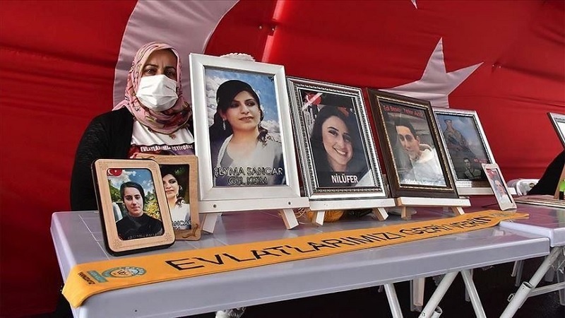 Çocukları kaçırılan annelerin oturma eylemi devam ediyor