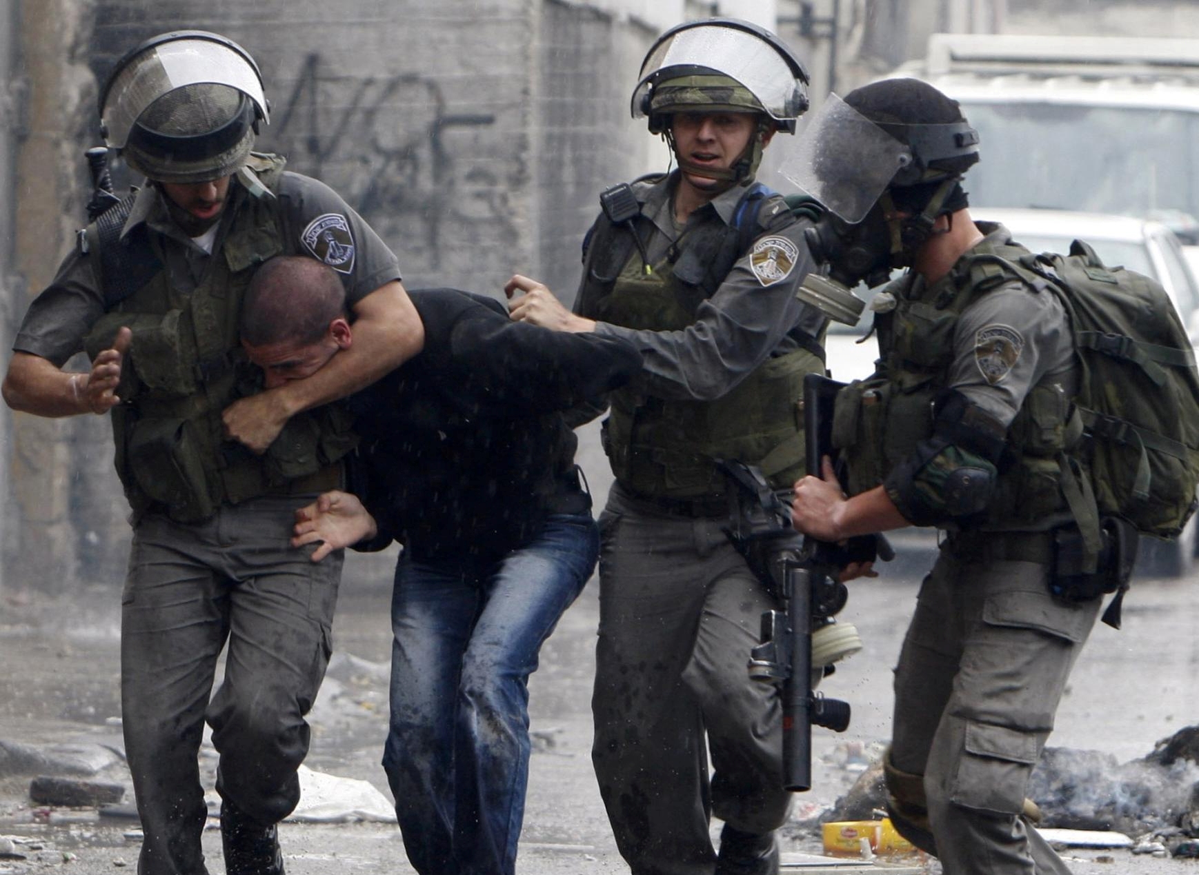 قوات العدو الصهيوني تعتقل 14 فلسطينيا من الضفة الغربية