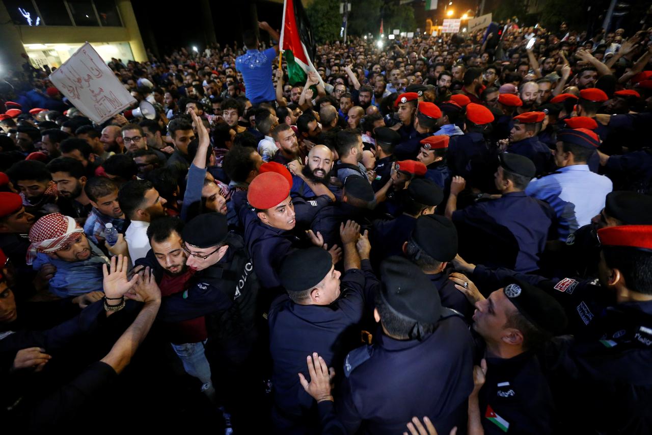 الشرطة الأردنية تشتبك مع محتجين على اقتحام نقابة المعلمين