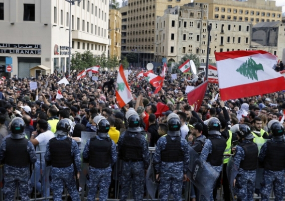 توقيف مديري جمارك لبنان ومرفأ بيروت.. واحتجاجات متواصلة