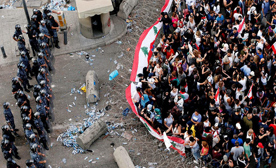 قوات الأمن تطلق الغاز المسيل للدموع على متظاهرين حاولوا الوصول الى البرلمان