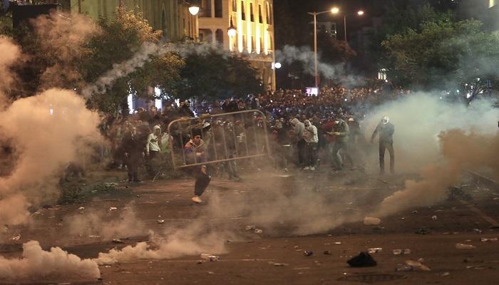 تجدد الاشتباكات بين قوى الأمن ومحتجين في وسط بيروت