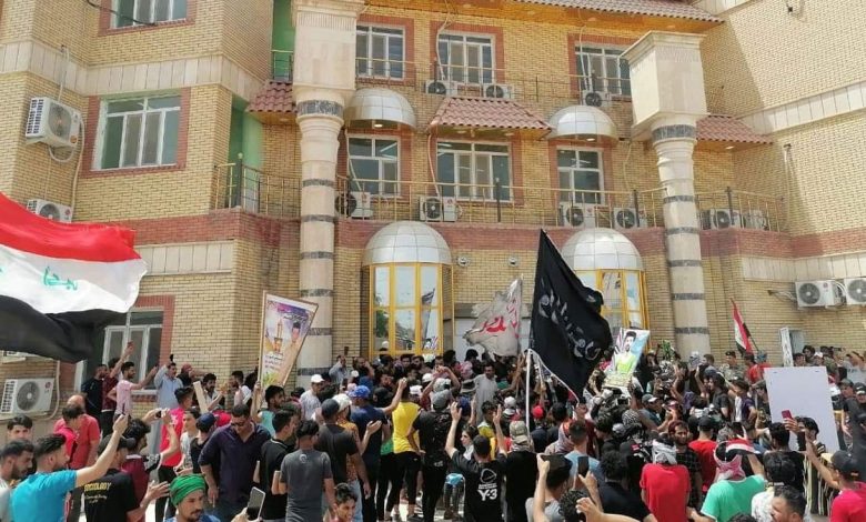 محتجون عراقيون يقتحمون مبنى محافظة ذي قار