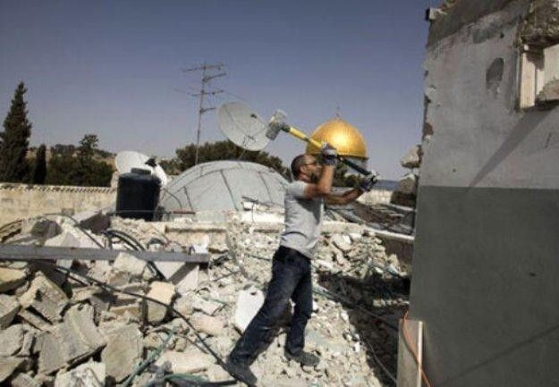 قوات العدو الصهيوني تجبر فلسطينيا على هدم منزله بالقدس المحتلة