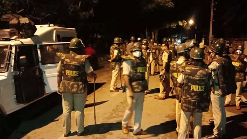 बेंगलुरु में सोशल मीडिया पर पैग़म्बरे इस्लाम के लिए अपमानजनक पोस्ट का विरोध कर रहे प्रदर्शनकारियों पर पुलिस की फ़ायरिंग में तीन की मौत