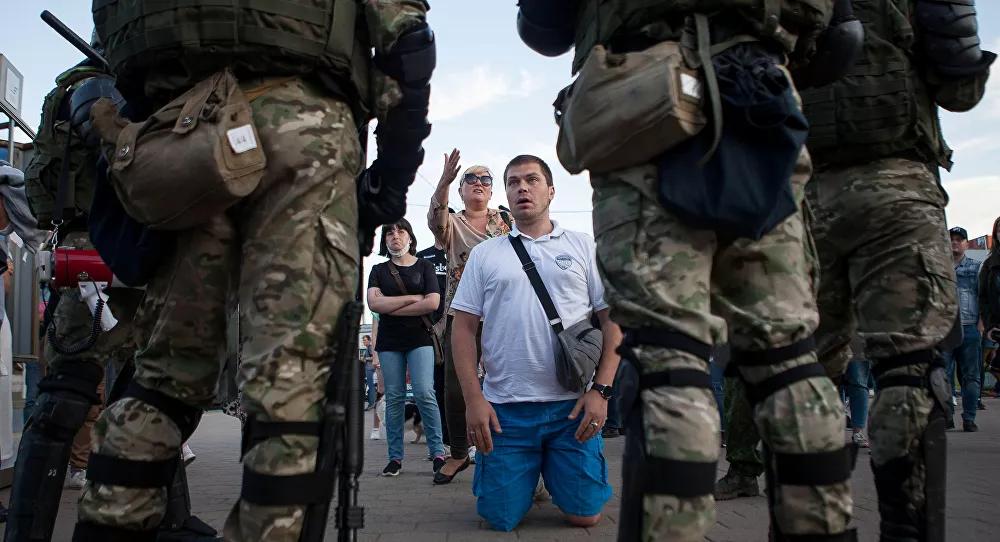 Forças de segurança em Minsk disparam contra pessoas nas sacadas que apoiavam manifestantes