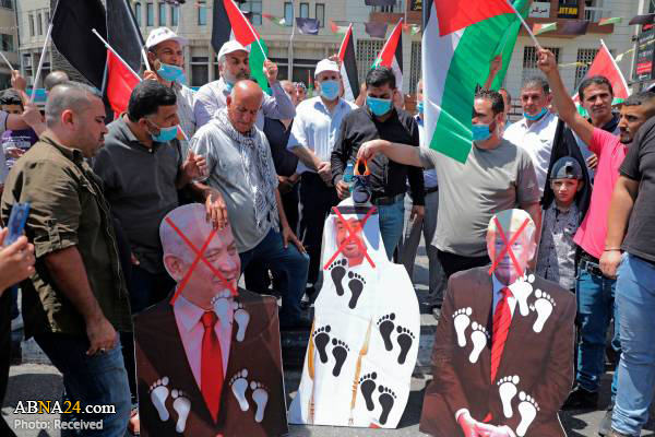 مقدسيون يحرقون صور بن زايد وساسة ابو ظبي في فلسطين + (صور)